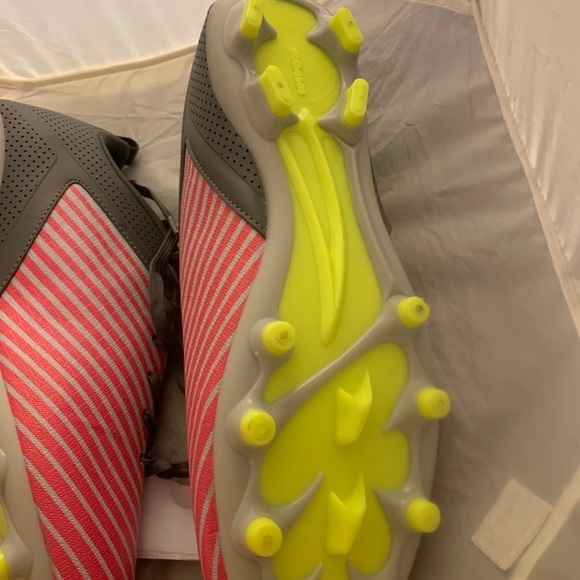 Men’s Size 11D Soccer Shoes: BRAVA NEW